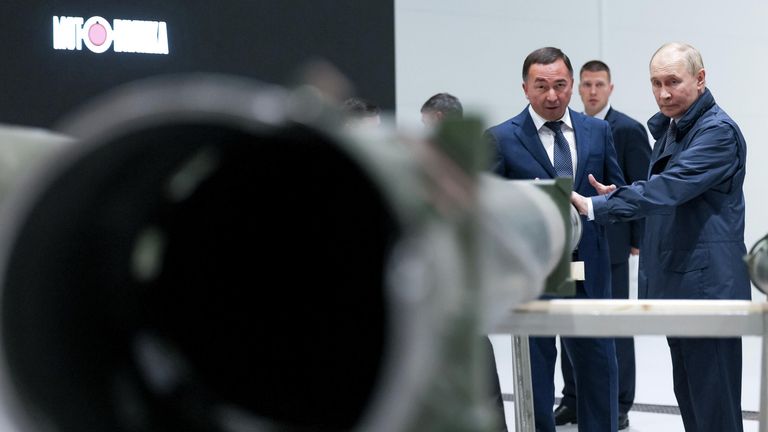 Президент России Владимир Путин во время осмотра экспозиции образцов вооружений и военной техники на территории ПАО Мотовилихинские заводы в Перми Президент России Владимир Путин во время осмотра экспозиции образцов вооружений и военной техники на территории ПАО Мотовилихинские заводы в Перми