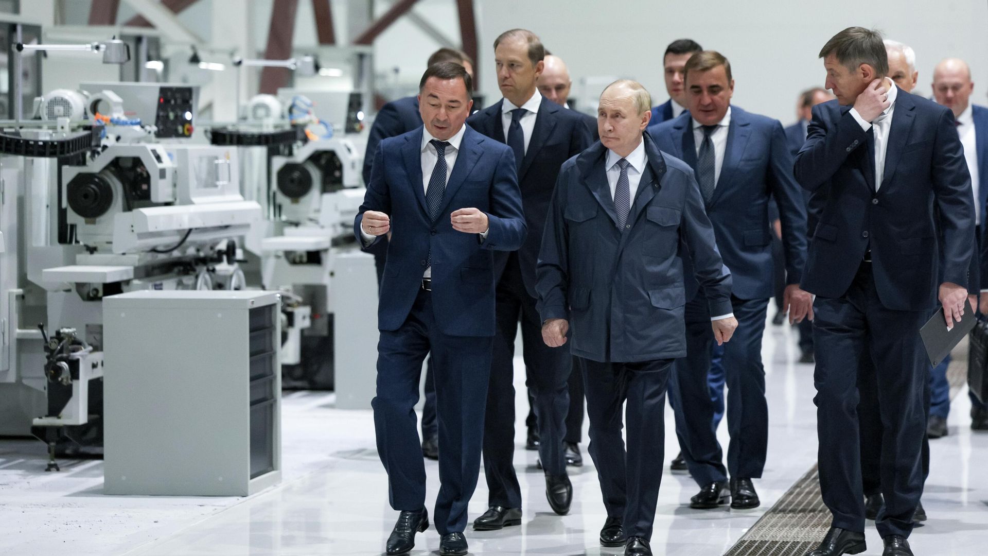 Президент России Владимир Путин во время осмотра территории ПАО Мотовилихинские заводы в Перми - РИА Новости, 1920, 19.09.2025