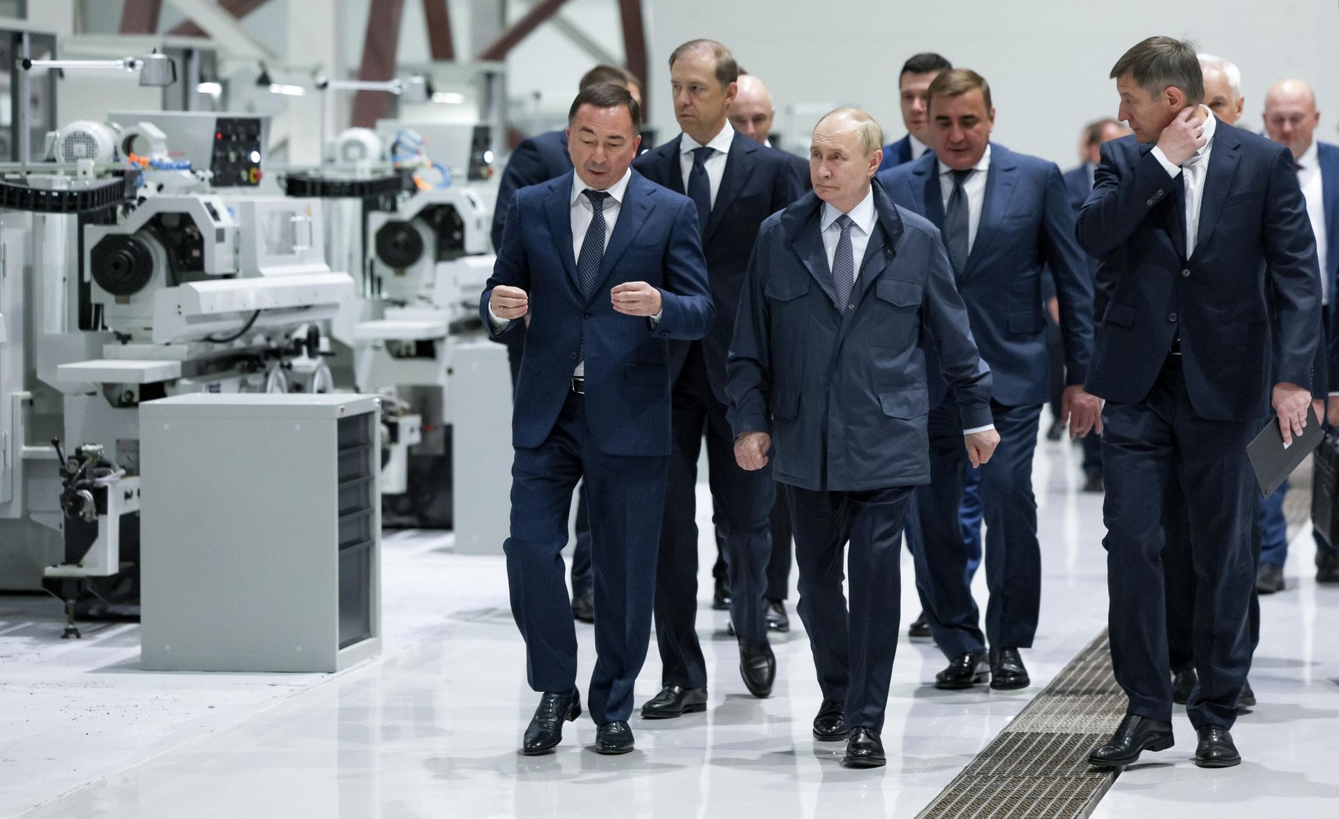 Президент России Владимир Путин во время осмотра территории ПАО Мотовилихинские заводы в Перми Президент России Владимир Путин во время осмотра территории ПАО Мотовилихинские заводы в Перми - РИА Новости, 1920, 19.09.2025