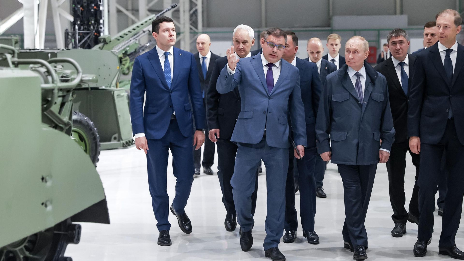 Президент России Владимир Путин во время осмотра экспозиции образцов вооружений и военной техники на территории ПАО Мотовилихинские заводы в Перми Президент России Владимир Путин во время осмотра экспозиции образцов вооружений и военной техники на территории ПАО Мотовилихинские заводы в Перми - РИА Новости, 1920, 19.09.2025