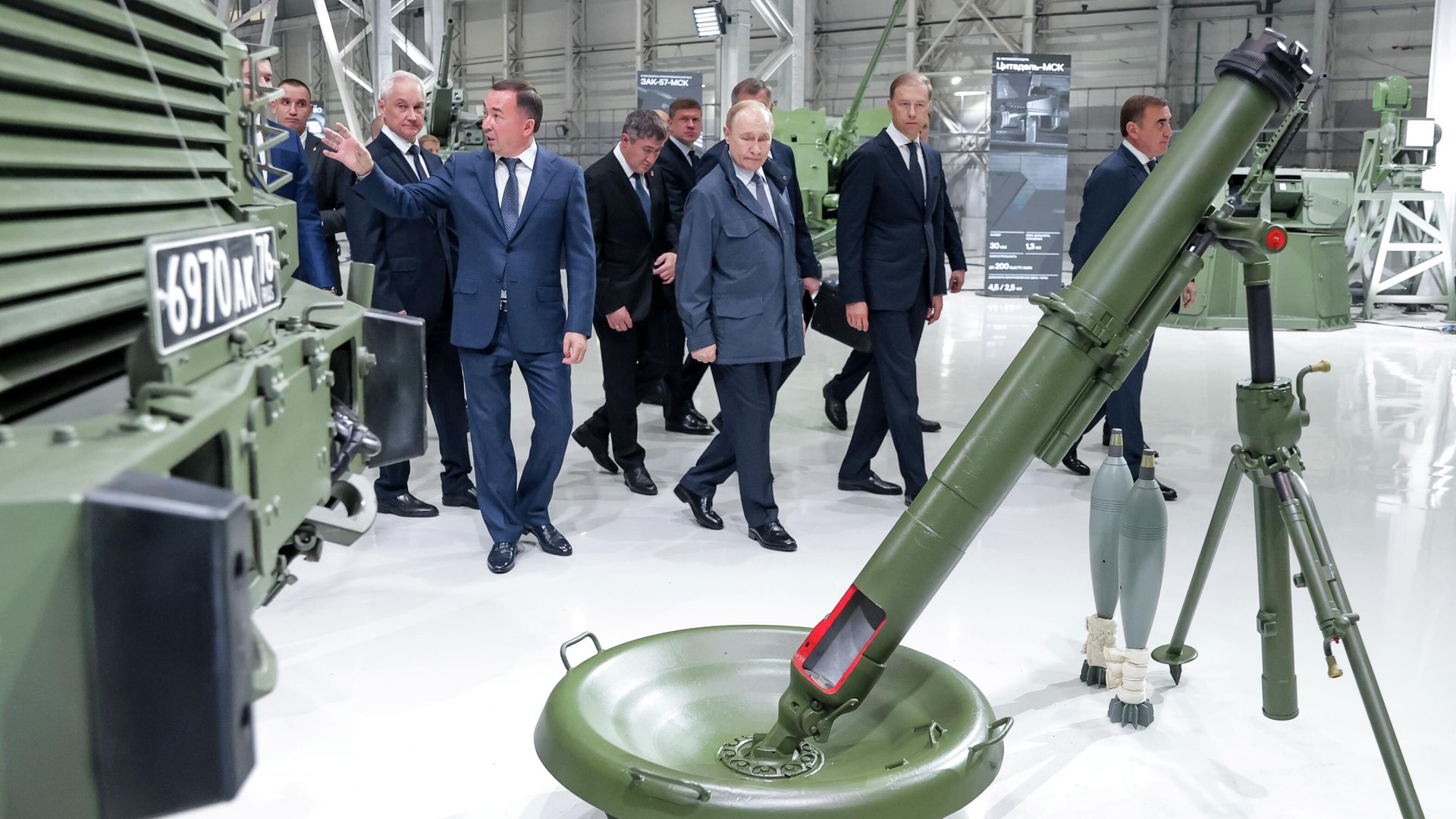 Президент России Владимир Путин во время осмотра экспозиции образцов вооружений и военной техники на территории ПАО Мотовилихинские заводы в Перми - РИА Новости, 1920, 19.09.2025