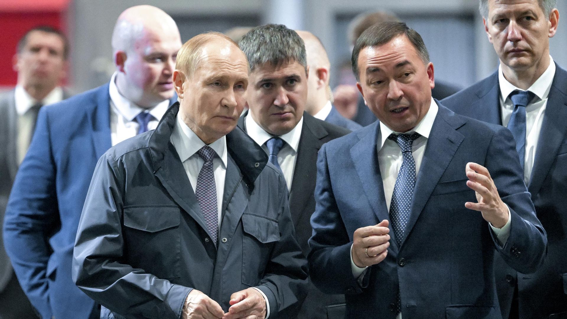Президент России Владимир Путин во время осмотра экспозиции образцов вооружений и военной техники на территории ПАО Мотовилихинские заводы в Перми Президент России Владимир Путин во время осмотра экспозиции образцов вооружений и военной техники на территории ПАО Мотовилихинские заводы в Перми - РИА Новости, 1920, 19.09.2025