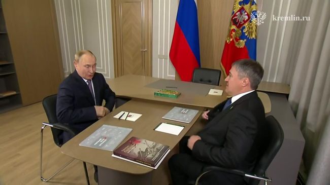 Путин на встрече с губернатором Пермского края Махониным во время визита в регион
