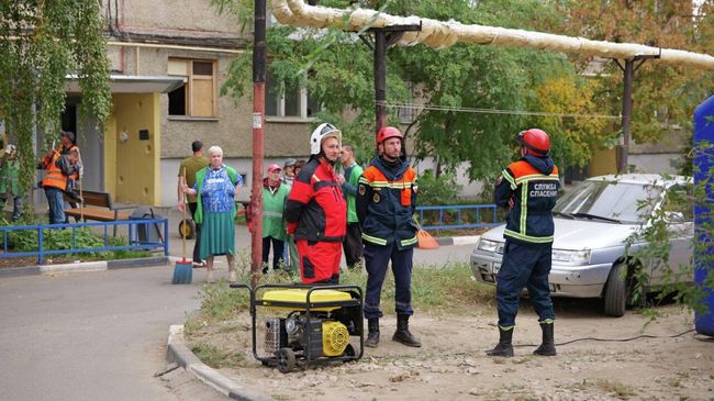 Экстренные службы на месте атаки БПЛА на жилой дом в Саратове