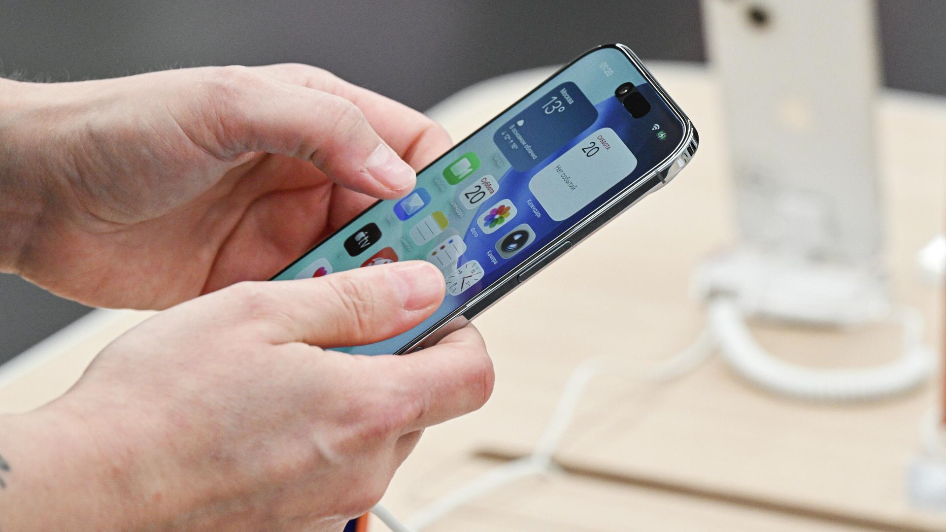 Смартфон iPhone 17 Air Смартфон iPhone 17 Air - РИА Новости, 1920, 12.02.2026