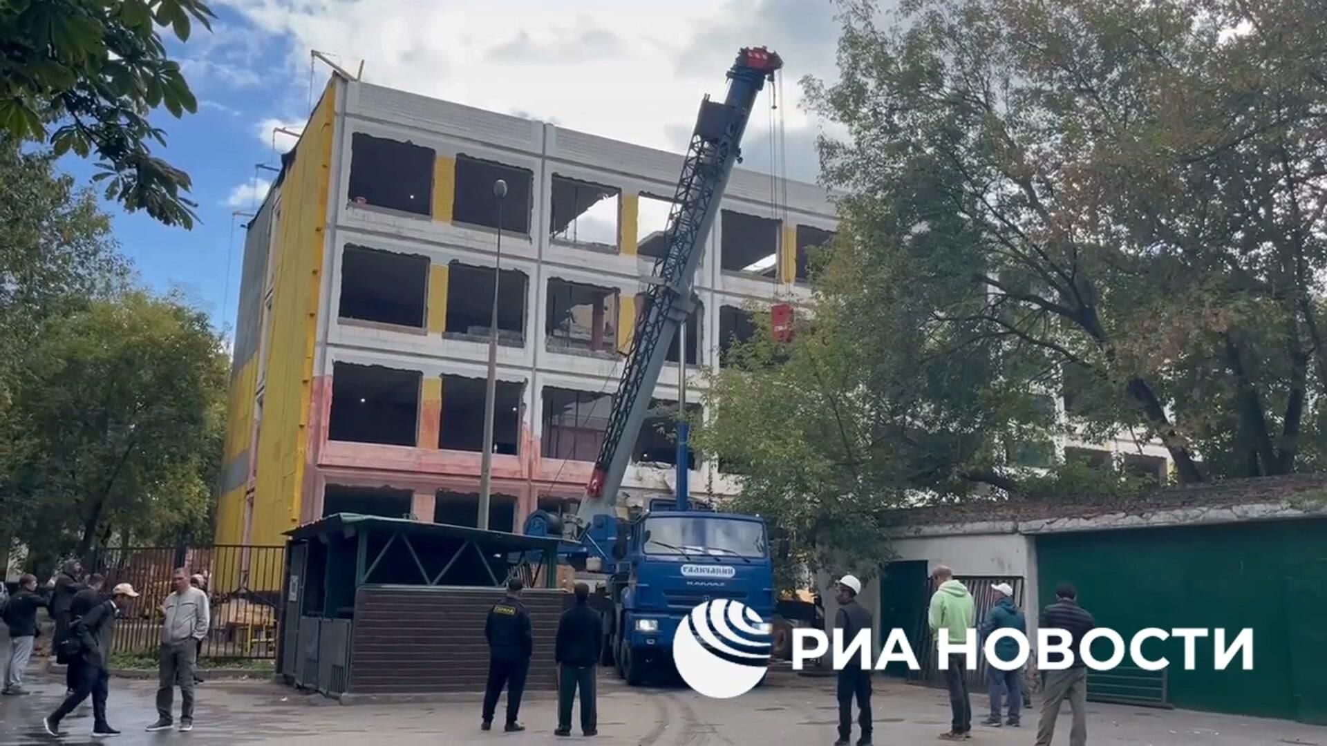 Работа сотрудников МЧС на территории закрытой школы на востоке Москвы - РИА Новости, 1920, 20.09.2025