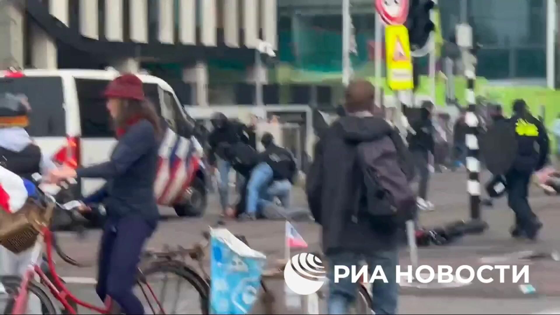 Задержания демонстрантов после акции протеста против миграционной политики в Гааге Задержания демонстрантов после акции протеста против миграционной политики в Гааге - РИА Новости, 1920, 20.09.2025