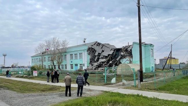 Частично обрушившееся здание школы №5 в Татарске Новосибирской области