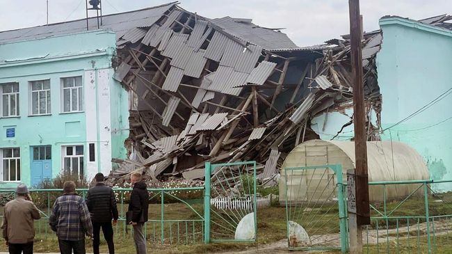 Частично обрушившееся здание школы №5 в Татарске Новосибирской области