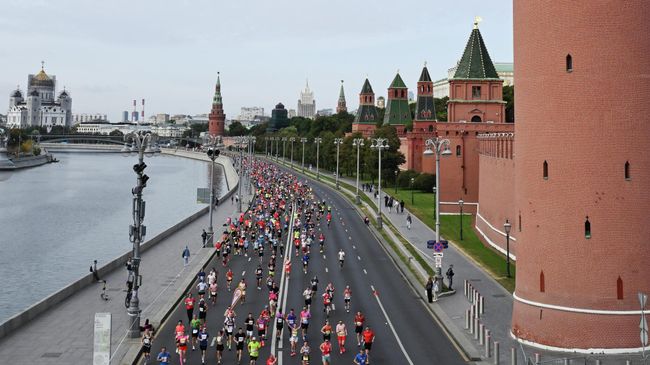 Участники Московского марафона на участке дистанции 42,2 км у Московского Кремля, 2025 год