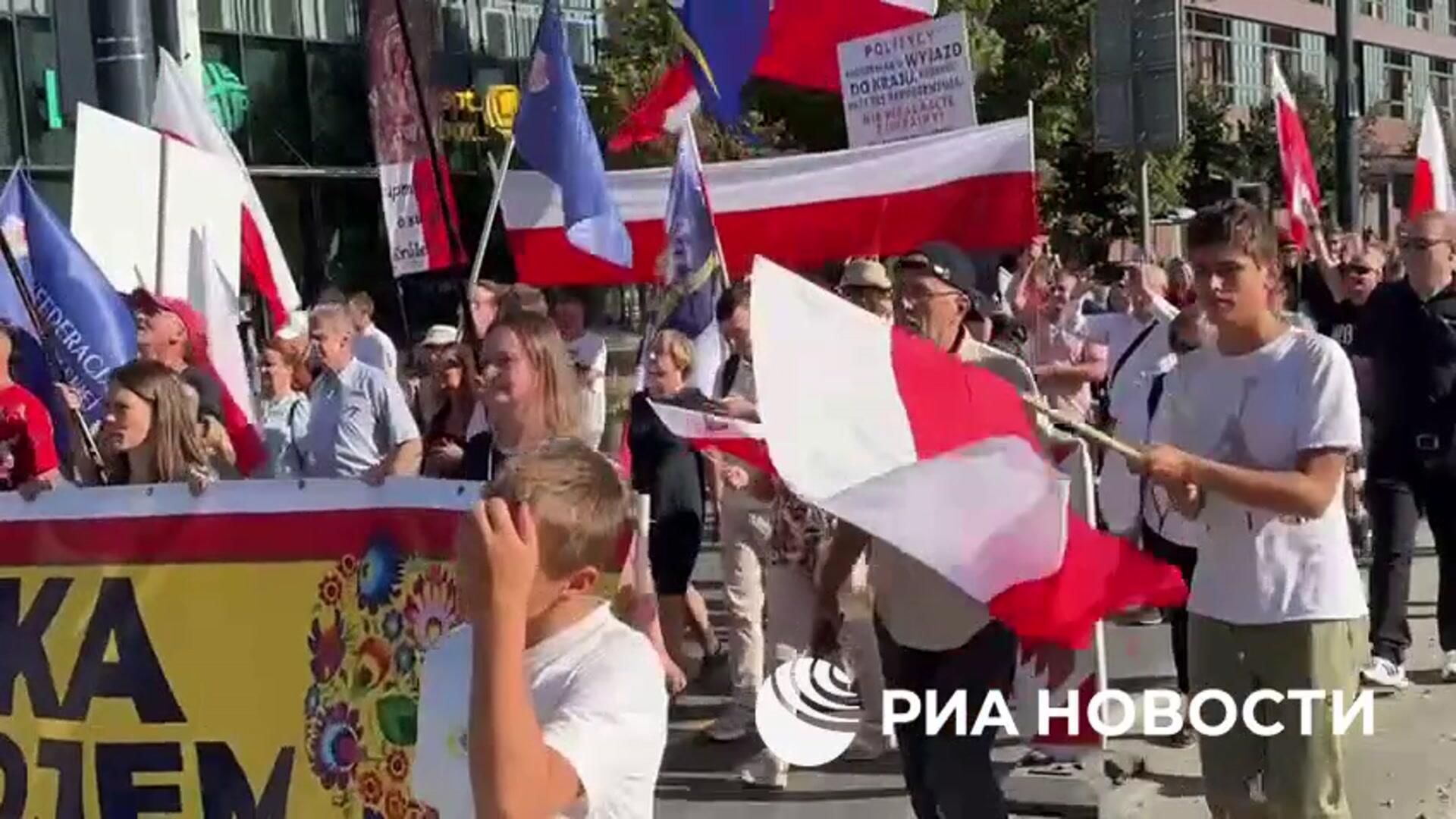 Протесты против втягивания Польши в боевые действия на Украине в центре Варшавы Протесты против втягивания Польши в боевые действия на Украине в центре Варшавы - РИА Новости, 1920, 21.09.2025