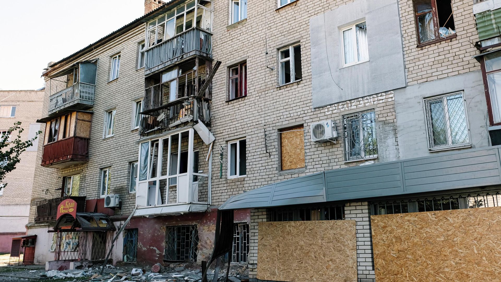 Поврежденный жилой дом на улице Театральной в Васильевке Запорожской области после массированного обстрела со стороны ВСУ. 21 сентября 2025 - РИА Новости, 1920, 21.09.2025