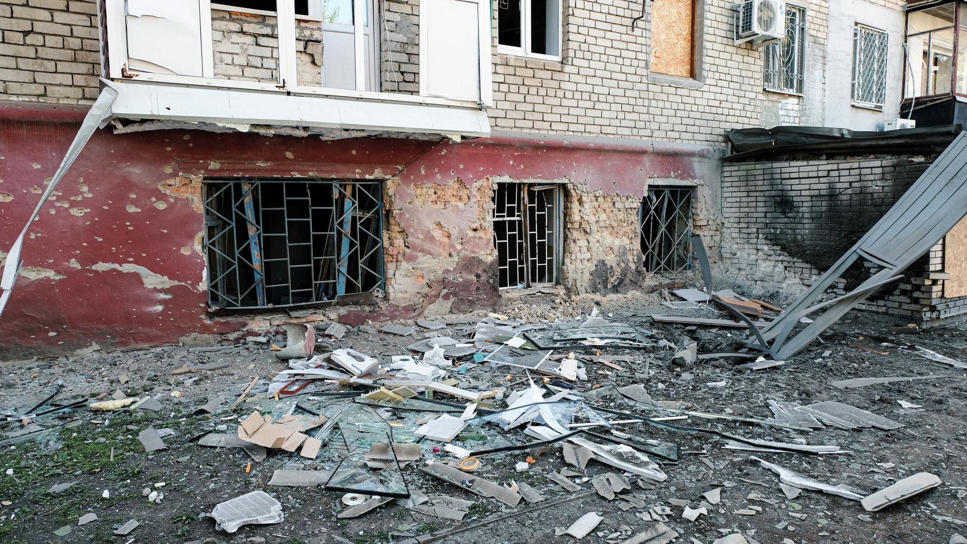 Поврежденный жилой дом на улице Театральной в Васильевке Запорожской области после массированного обстрела со стороны ВСУ. 21 сентября 2025 Поврежденный жилой дом на улице Театральной в Васильевке Запорожской области после массированного обстрела со стороны ВСУ. 21 сентября 2025 - РИА Новости, 1920, 21.09.2025