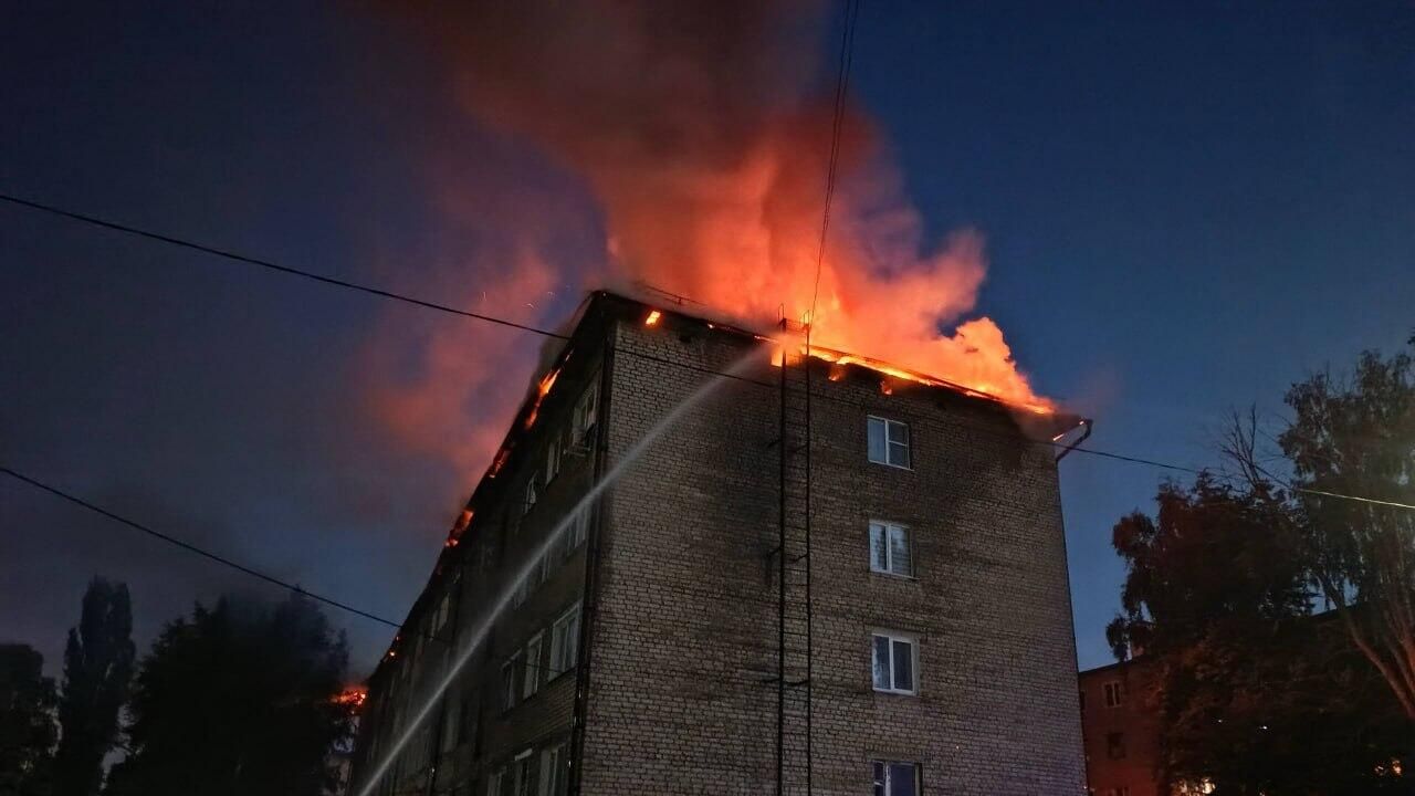 Возгорание кровли жилого дома в Липецкой области Возгорание кровли жилого дома в Липецкой области - РИА Новости, 1920, 21.09.2025