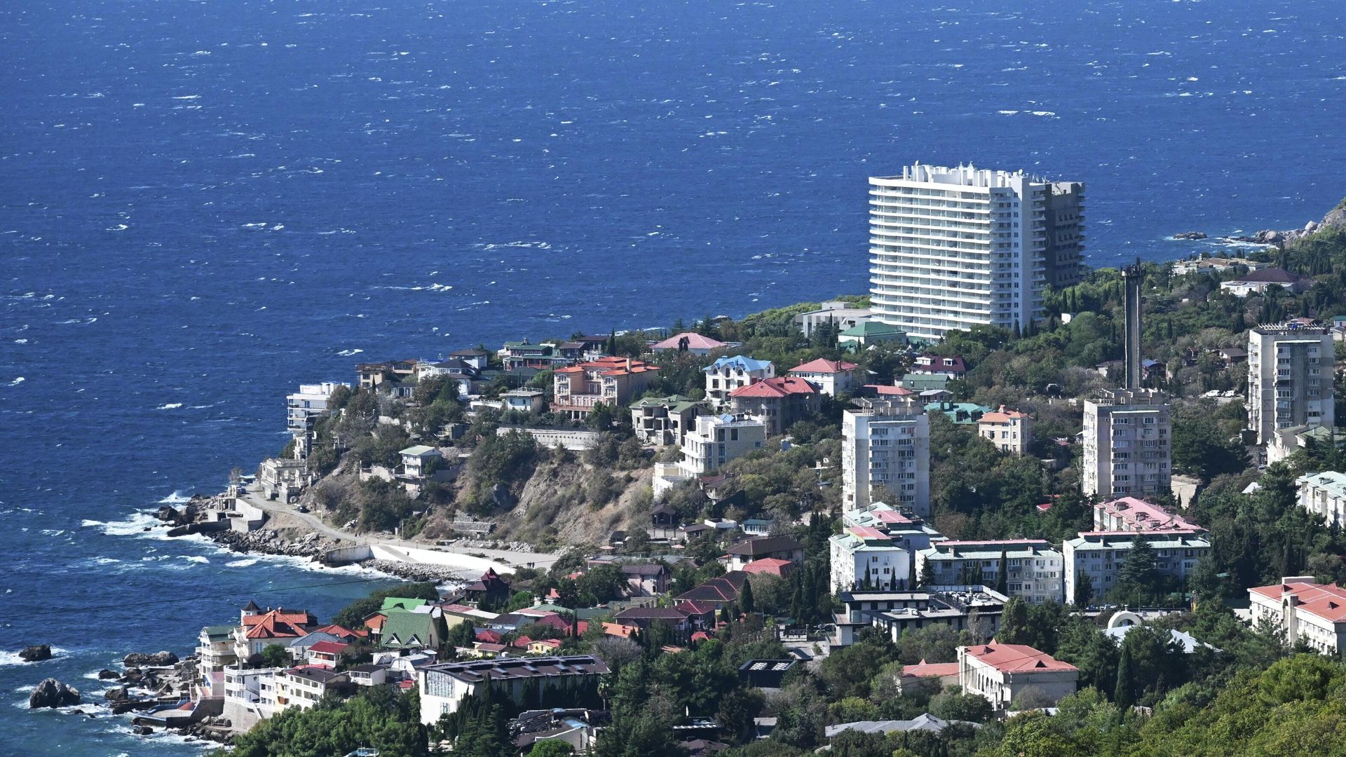 Санаторий Форос на Южном берегу Крыма (справа), поврежденный в результате атаки дронов со стороны ВСУ Санаторий Форос на Южном берегу Крыма (справа), поврежденный в результате атаки дронов со стороны ВСУ - РИА Новости, 1920, 22.09.2025