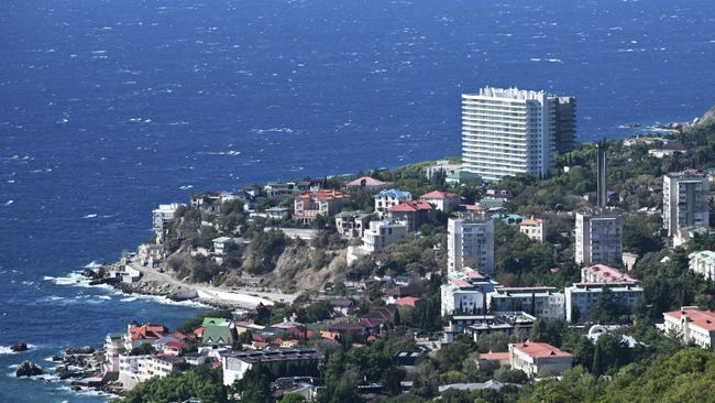 Санаторий Форос на Южном берегу Крыма (справа), поврежденный в результате атаки дронов со стороны ВСУ