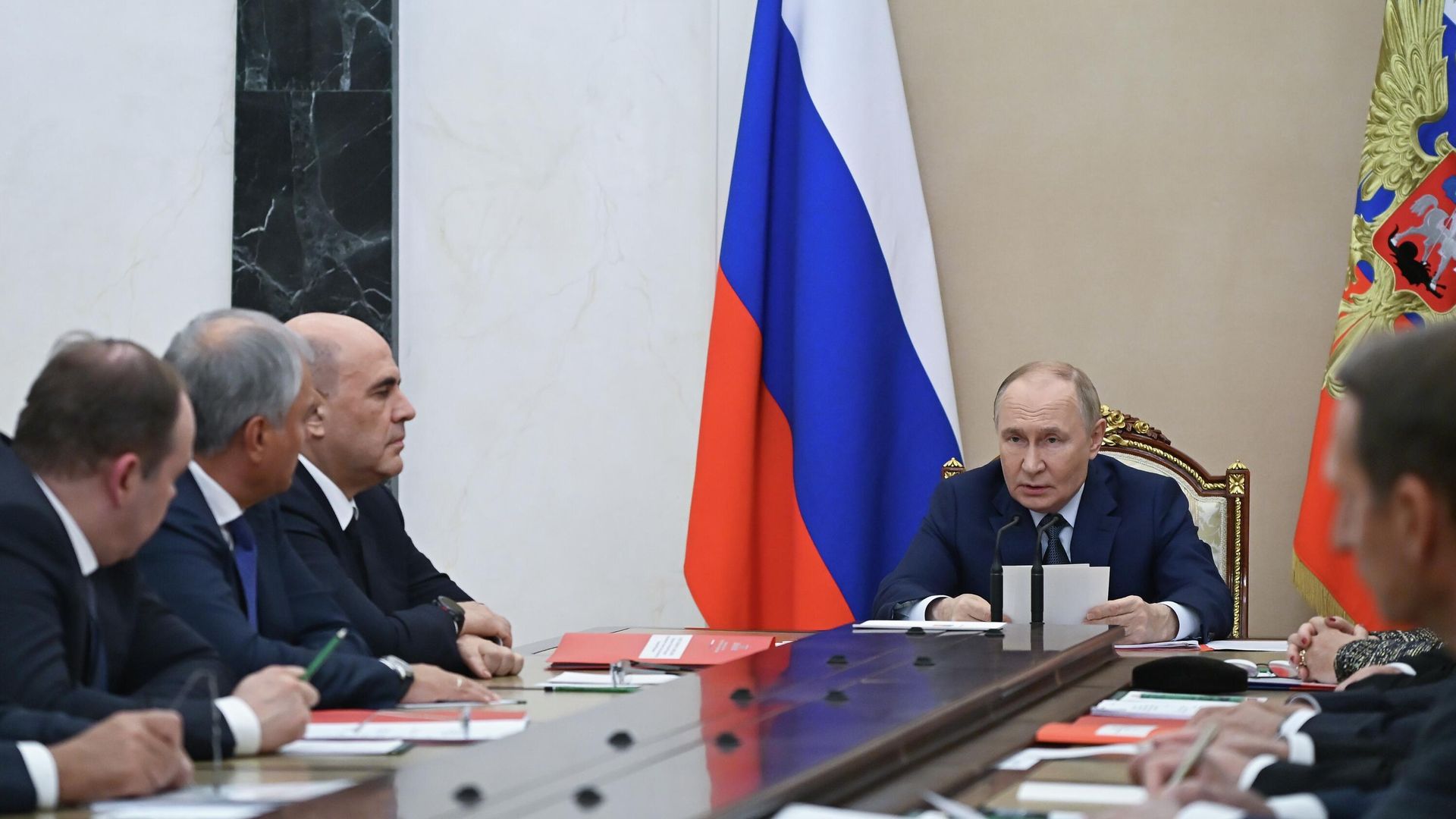 Президент РФ Владимир Путин проводит оперативное совещание с постоянными членами Совета Безопасности РФ Президент РФ Владимир Путин проводит оперативное совещание с постоянными членами Совета Безопасности РФ - РИА Новости, 1920, 22.09.2025