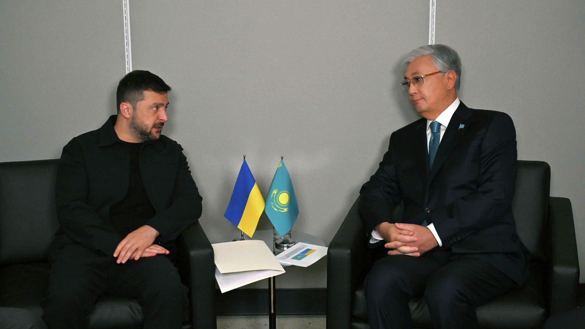 Президент Казахстана Касым-Жомарт Токаев и Владимир Зеленский во время встречи на полях 80-й сессии Генеральной Ассамблеи ООН Президент Казахстана Касым-Жомарт Токаев и Владимир Зеленский во время встречи на полях 80-й сессии Генеральной Ассамблеи ООН - РИА Новости, 1920, 23.09.2025