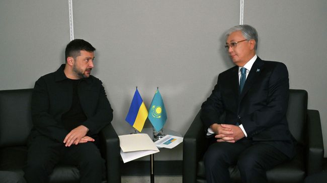 Президент Казахстана Касым-Жомарт Токаев и Владимир Зеленский во время встречи на полях 80-й сессии Генеральной Ассамблеи ООН