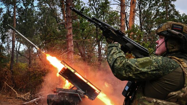 Боевая работа военнослужащих артиллерийского расчета РСЗО Град в зоне СВО