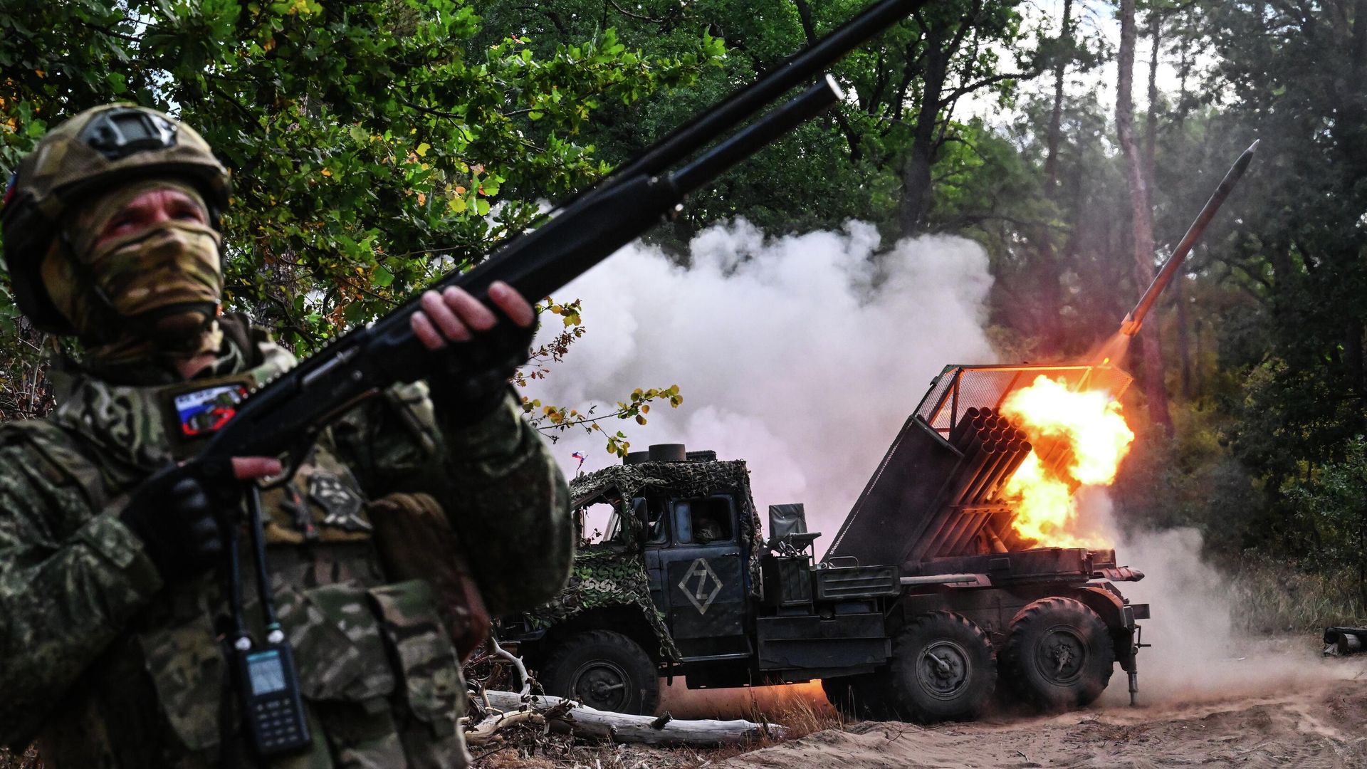 Боевая работа военнослужащих артиллерийского расчета РСЗО Град в зоне СВО Боевая работа военнослужащих артиллерийского расчета РСЗО Град в зоне СВО - РИА Новости, 1920, 05.10.2025
