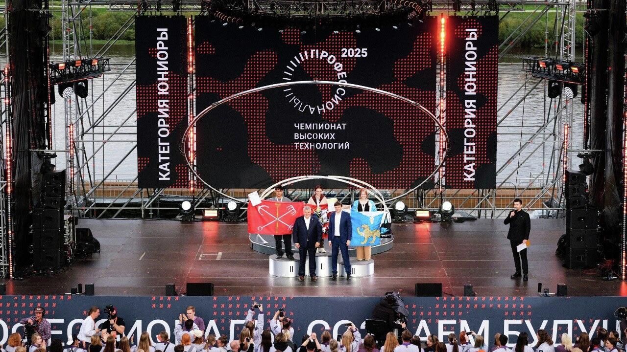 Финал соревнований в рамках чемпионата высоких технологий. На сцене – и.о. губернатора Новгородской области Александр Дронов и министр просвещения России Сергей Кравцов - РИА Новости, 1920, 30.09.2025