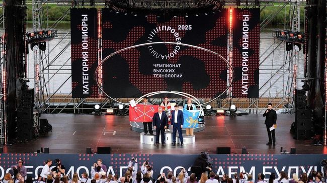 Финал соревнований в рамках чемпионата высоких технологий. На сцене – и.о. губернатора Новгородской области Александр Дронов и министр просвещения России Сергей Кравцов