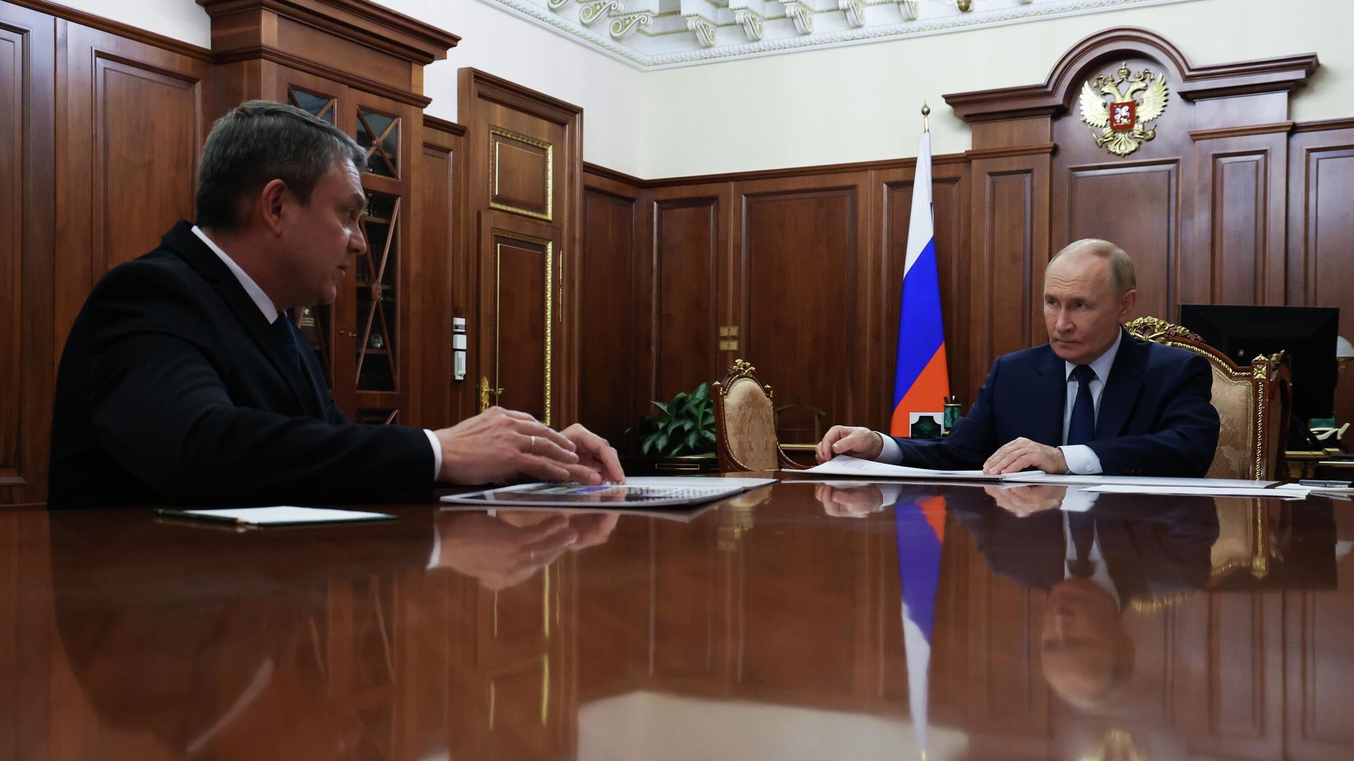 Президент РФ Владимир Путин и глава Луганской Народной Республики Леонид Пасечник во время встречи - РИА Новости, 1920, 23.09.2025