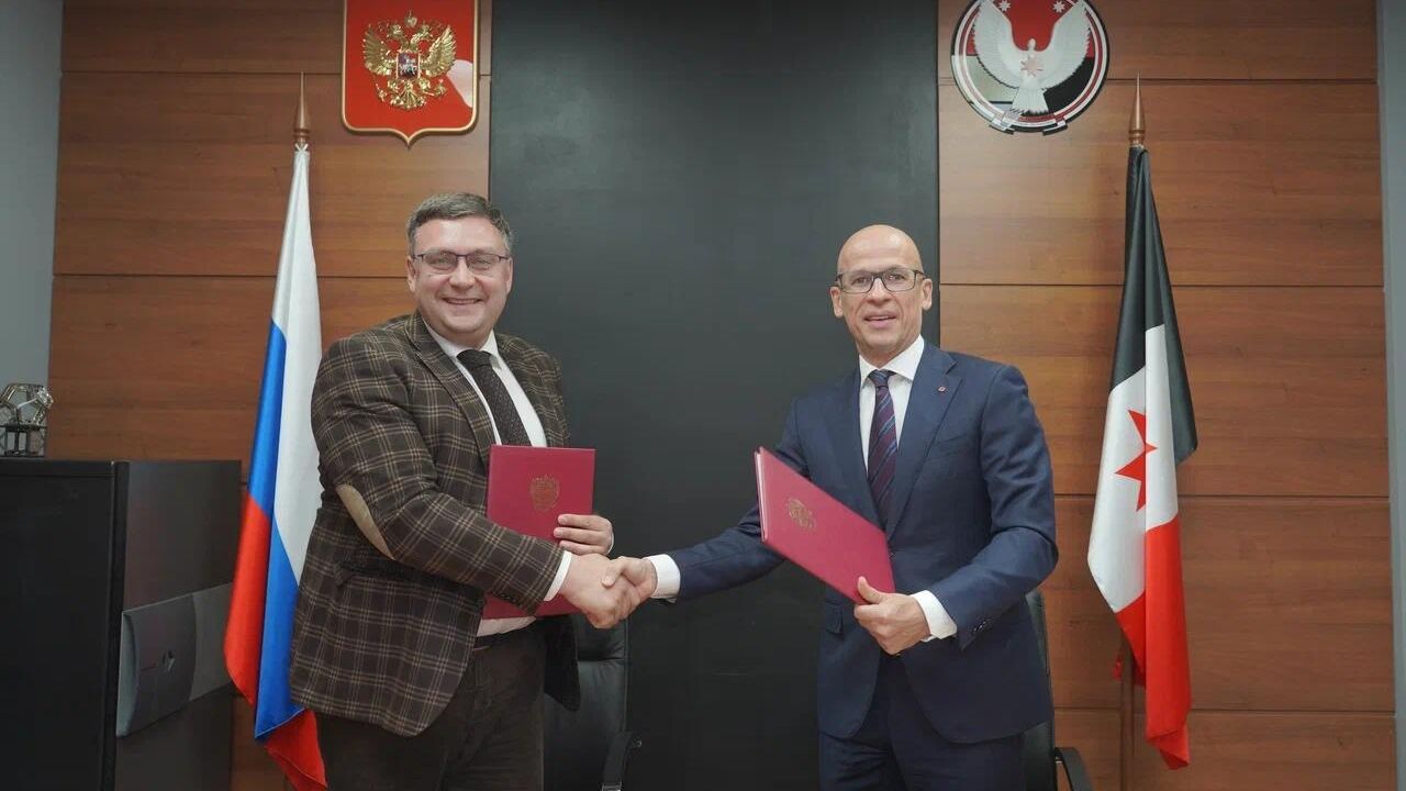 Глава Удмуртии Александр Бречалов и генеральный директор центра знаний Машук Антон Сериков - РИА Новости, 1920, 23.09.2025