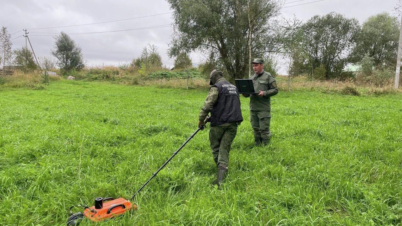 Криминалисты СК России обнаружили массовое захоронение жертв времен Великой Отечественной войны в Псковской области - РИА Новости, 1920, 23.09.2025