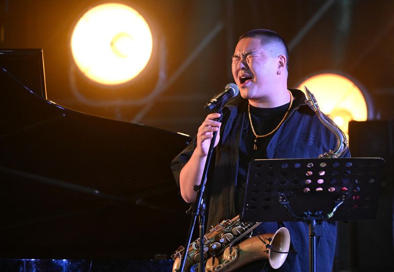 Участник Рени Бао Quartet Рени Бао (вокал, саксофон) выступает на II Международном джазовом фестивале Геленджик-молодое Участник Рени Бао Quartet Рени Бао (вокал, саксофон) выступает на II Международном джазовом фестивале Геленджик-молодое