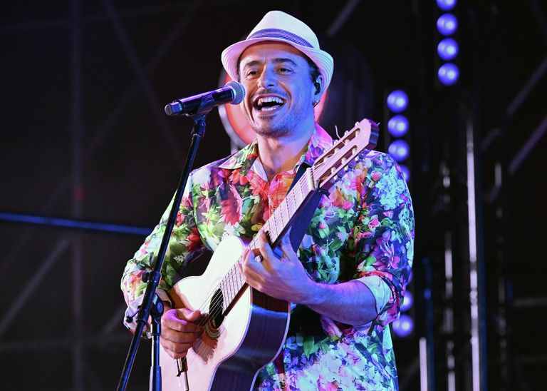 Участник коллектива Brazil Cuba Music Revolution Жоандер Сантос (вокал, гитара) выступает на II Международном джазовом фестивале Геленджик-молодое Участник коллектива Brazil Cuba Music Revolution Жоандер Сантос (вокал, гитара) выступает на II Международном джазовом фестивале Геленджик-молодое