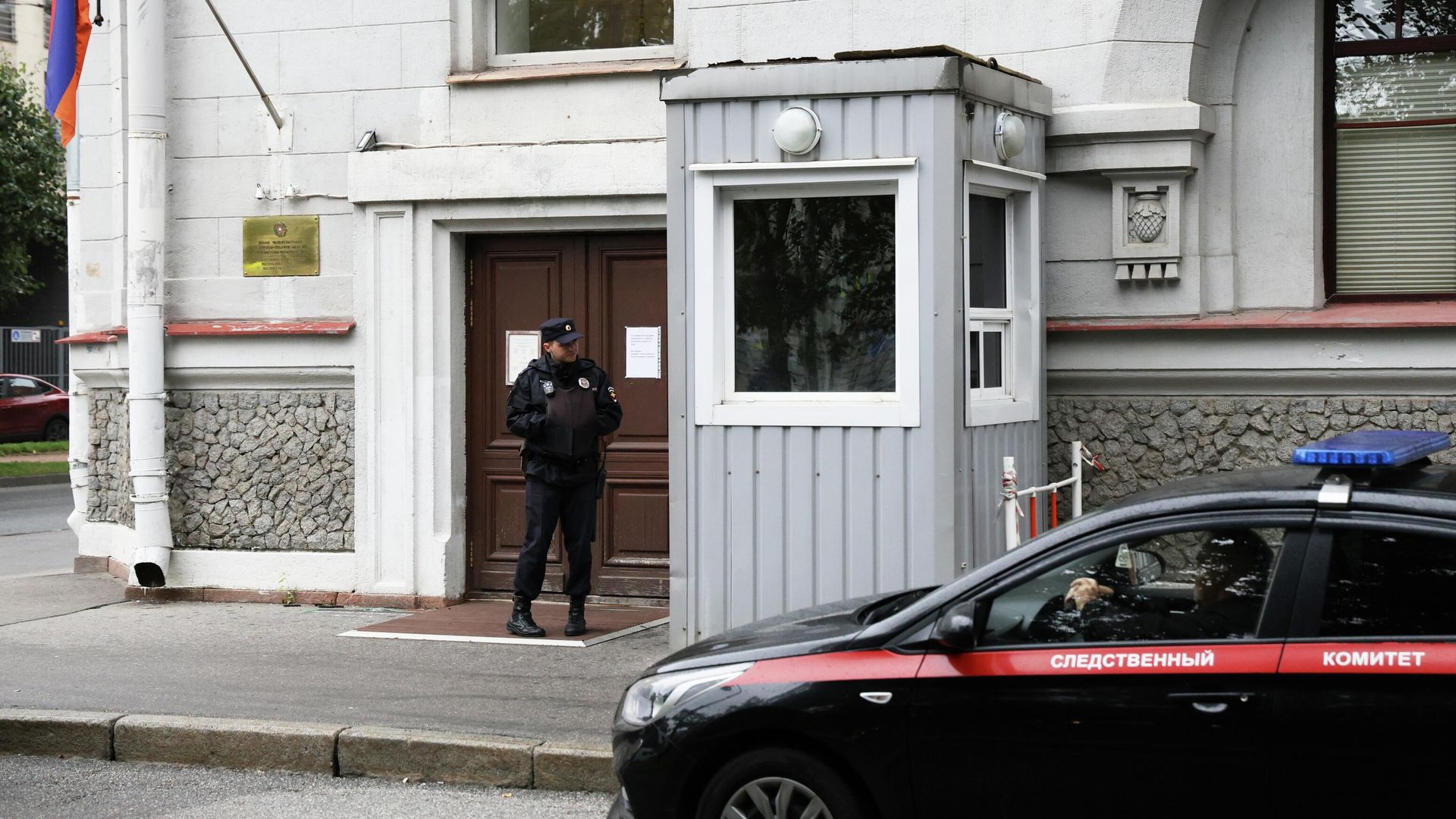 Автомобиль следственного комитета у консульства Армении в Санкт-Петербурге, где скончался экс-чиновник Борис Авакян - РИА Новости, 1920, 24.09.2025