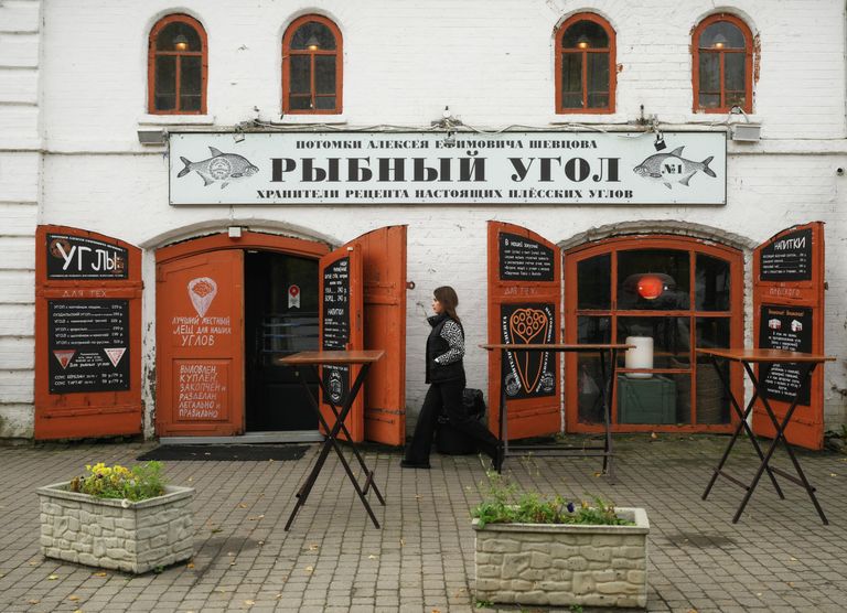Девушка у кафе Рыбный угол в Плёсе Девушка у кафе Рыбный угол в Плёсе