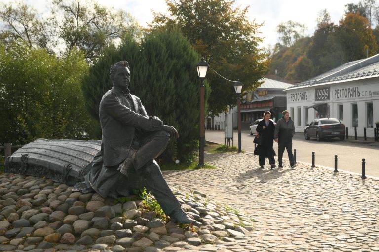 Памятник певцу Фёдору Шаляпину, установленный на Плёсской набережной в Плёсе Памятник певцу Фёдору Шаляпину, установленный на Плёсской набережной в Плёсе