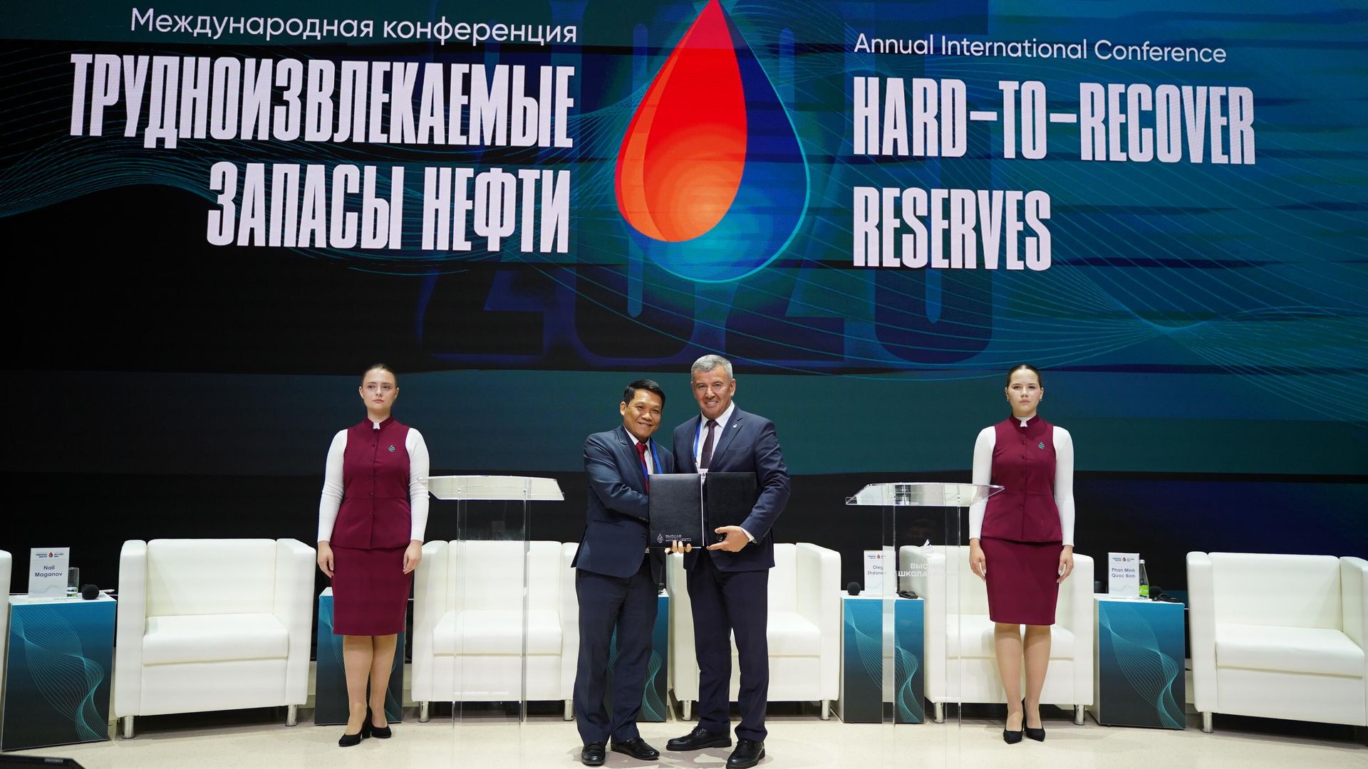 Ректор университета ПетроВьетнам Фан Минь Куок Бинь и ректор Альметьевского государственного технологического университета Александр Дьяконов Ректор университета ПетроВьетнам Фан Минь Куок Бинь и ректор Альметьевского государственного технологического университета Александр Дьяконов - РИА Новости, 1920, 25.09.2025