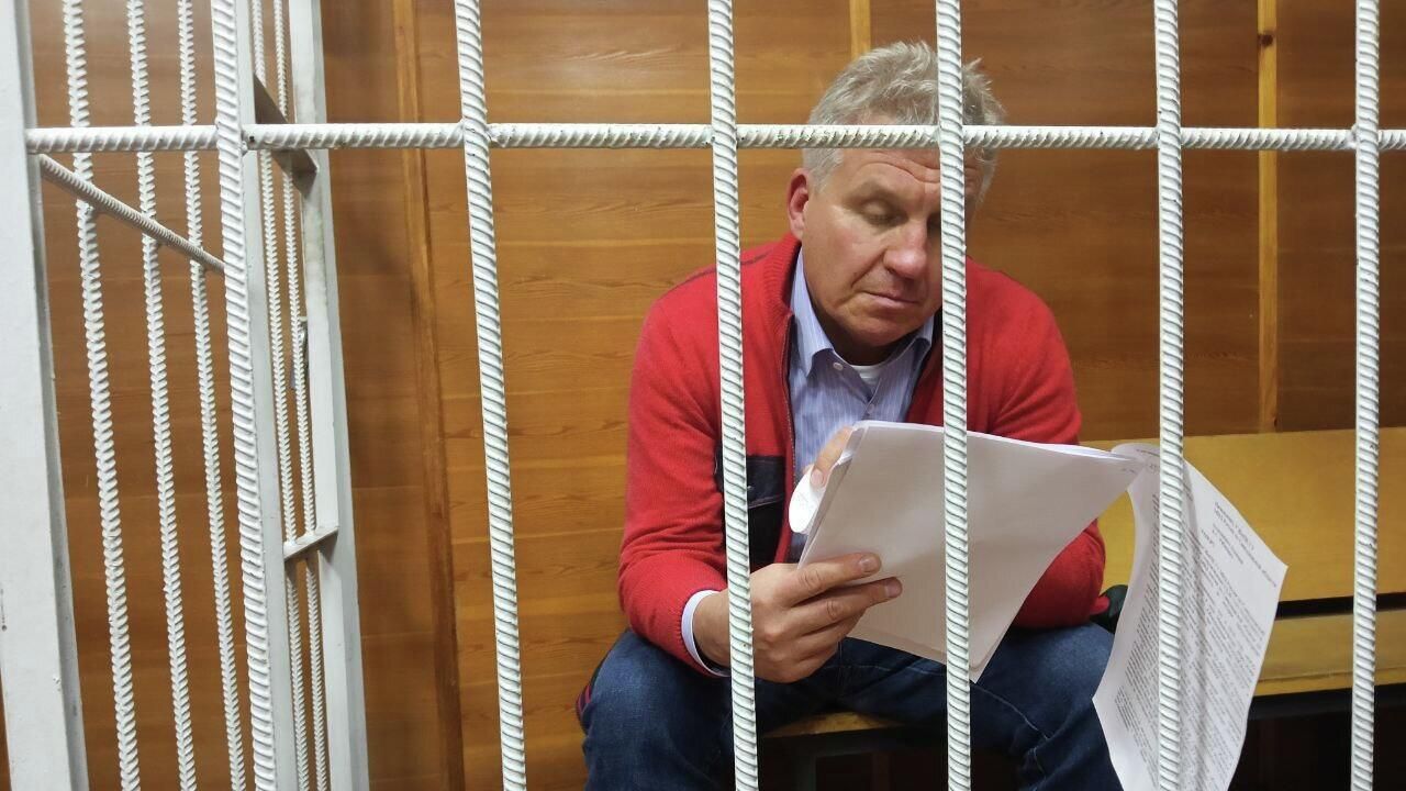 Бенефициар коммунального холдинга Корпорация СТС Алексей Бобров, обвиняемый в крупном мошенничестве, в зале суда - РИА Новости, 1920, 24.09.2025