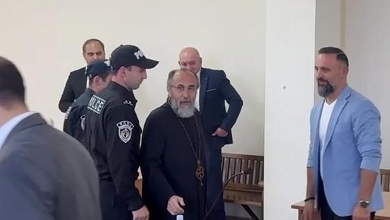Глава Ширакской епархии Армянской апостольской церкви Микаэл Аджапахян в ереванском суде Глава Ширакской епархии Армянской апостольской церкви Микаэл Аджапахян в ереванском суде - РИА Новости, 1920, 24.09.2025