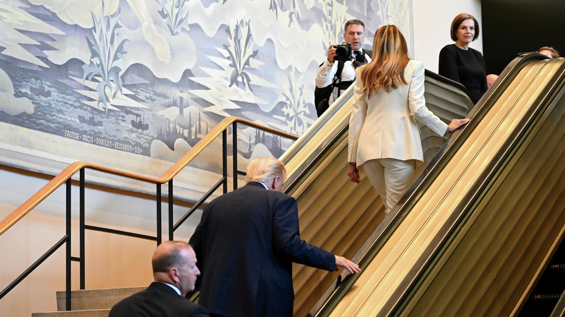 Президент США Дональд Трамп и первая леди Меланья Трамп поднимаются по эскалатору во время прибытия на 80-ю сессию Генеральной Ассамблеи ООН Президент США Дональд Трамп и первая леди Меланья Трамп поднимаются по эскалатору во время прибытия на 80-ю сессию Генеральной Ассамблеи ООН - РИА Новости, 1920, 25.09.2025