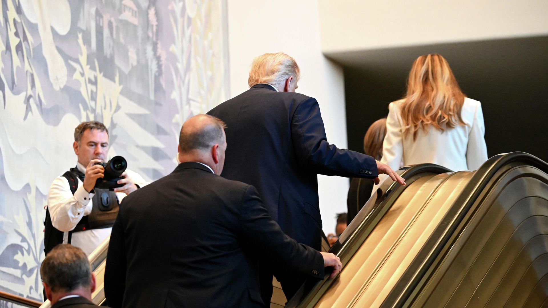 Президент США Дональд Трамп и первая леди Меланья Трамп поднимаются по эскалатору во время прибытия на 80-ю сессию Генеральной Ассамблеи ООН Президент США Дональд Трамп и первая леди Меланья Трамп поднимаются по эскалатору во время прибытия на 80-ю сессию Генеральной Ассамблеи ООН - РИА Новости, 1920, 25.09.2025