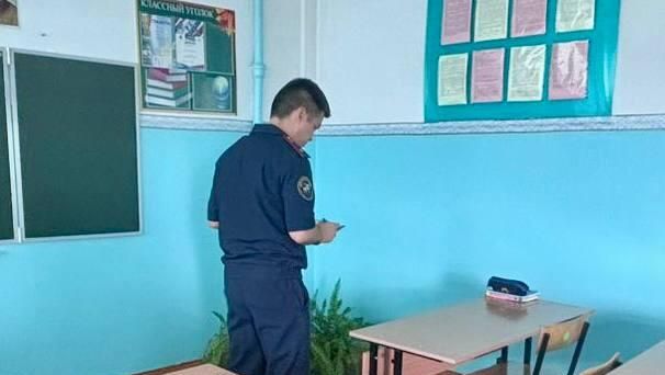 Работа СК РФ на месте происшествия, где 14-летний подросток причинил однокласснику телесные повреждения ножом в Зиме Иркутской области - РИА Новости, 1920, 25.09.2025