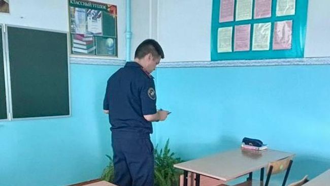 Работа СК РФ на месте происшествия, где 14-летний подросток причинил однокласснику телесные повреждения ножом в Зиме Иркутской области