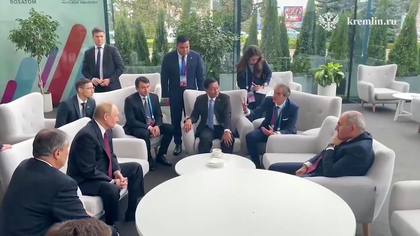 Владимир Путин и главы иностранных делегаций — участники Глобального атомного форума в павильоне Атом на ВДНХ - РИА Новости, 1920, 25.09.2025
