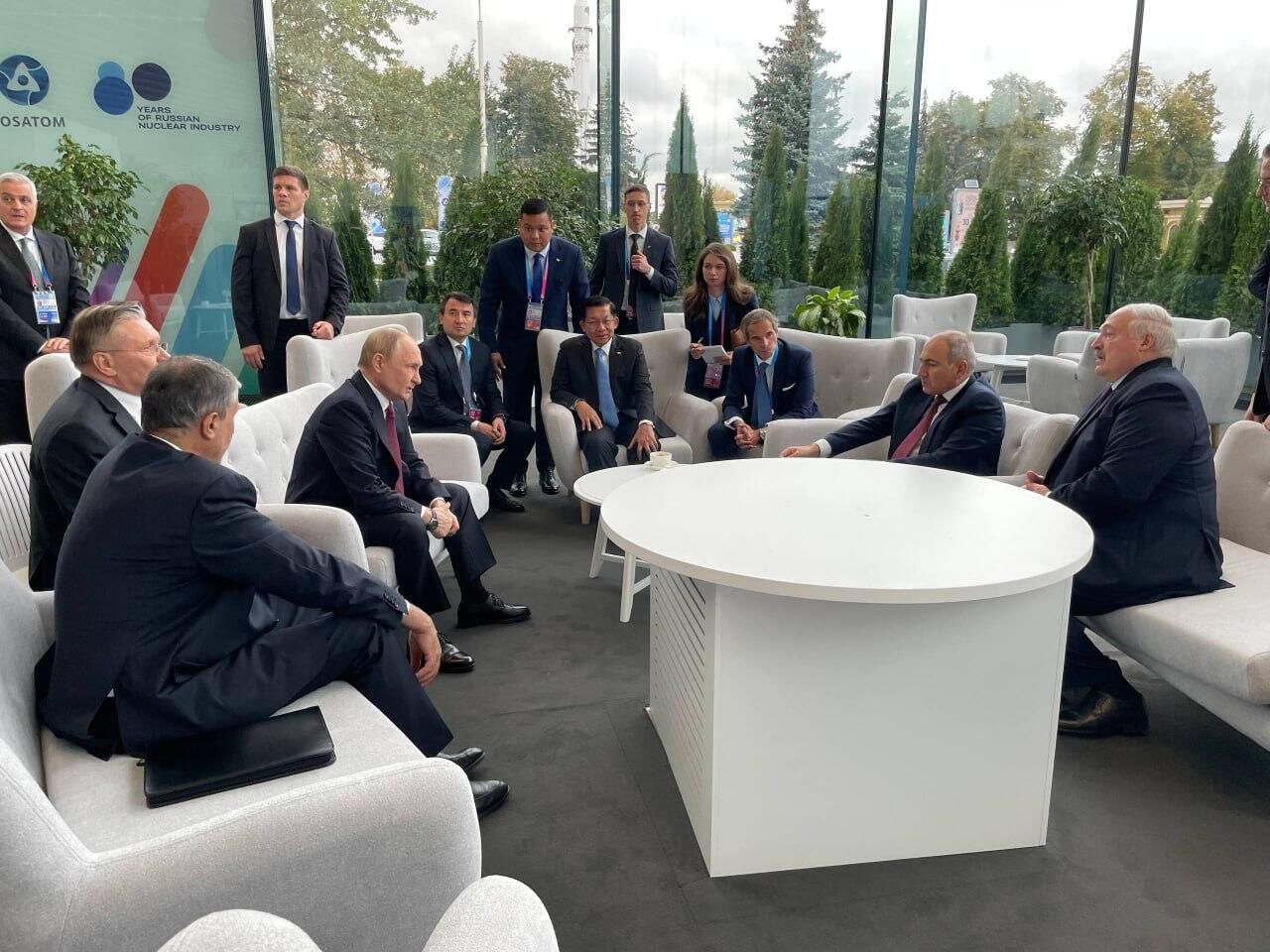 Владимир Путин и главы иностранных делегаций – участники Глобального атомного форума в павильоне Атом на ВДНХ - РИА Новости, 1920, 25.09.2025