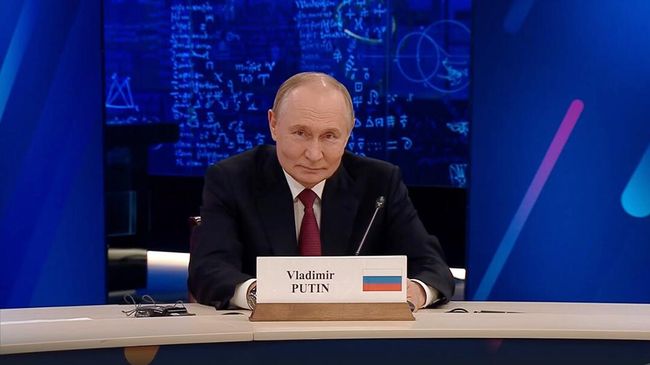 Владимир Путин выступает на Глобальном атомном форуме