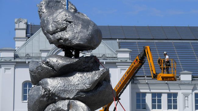 Скульптура Большая глина №4 в центре Москвы