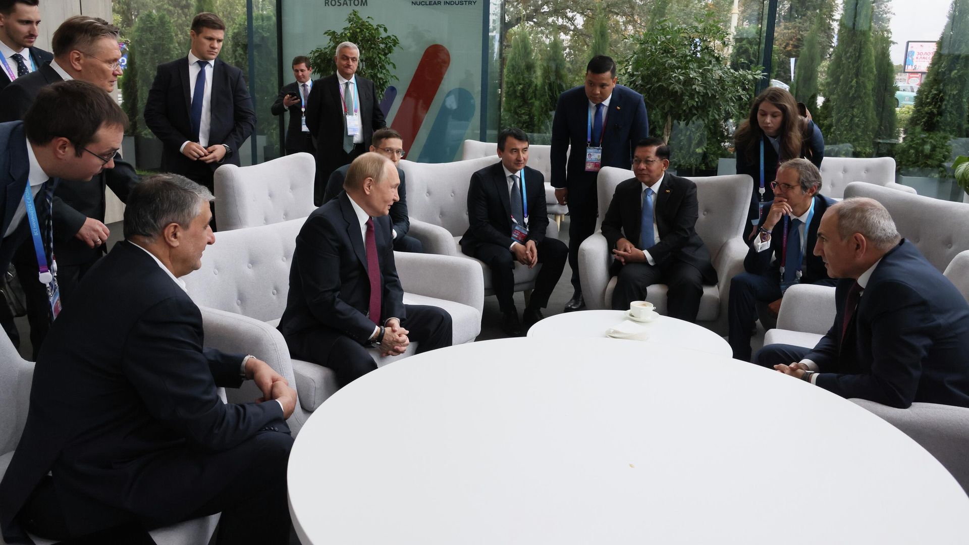 Президент России Владимир Путин и участники Глобального атомного форума в рамках Мировой атомной недели на ВДНХ Президент России Владимир Путин и участники Глобального атомного форума в рамках Мировой атомной недели на ВДНХ - РИА Новости, 1920, 25.09.2025