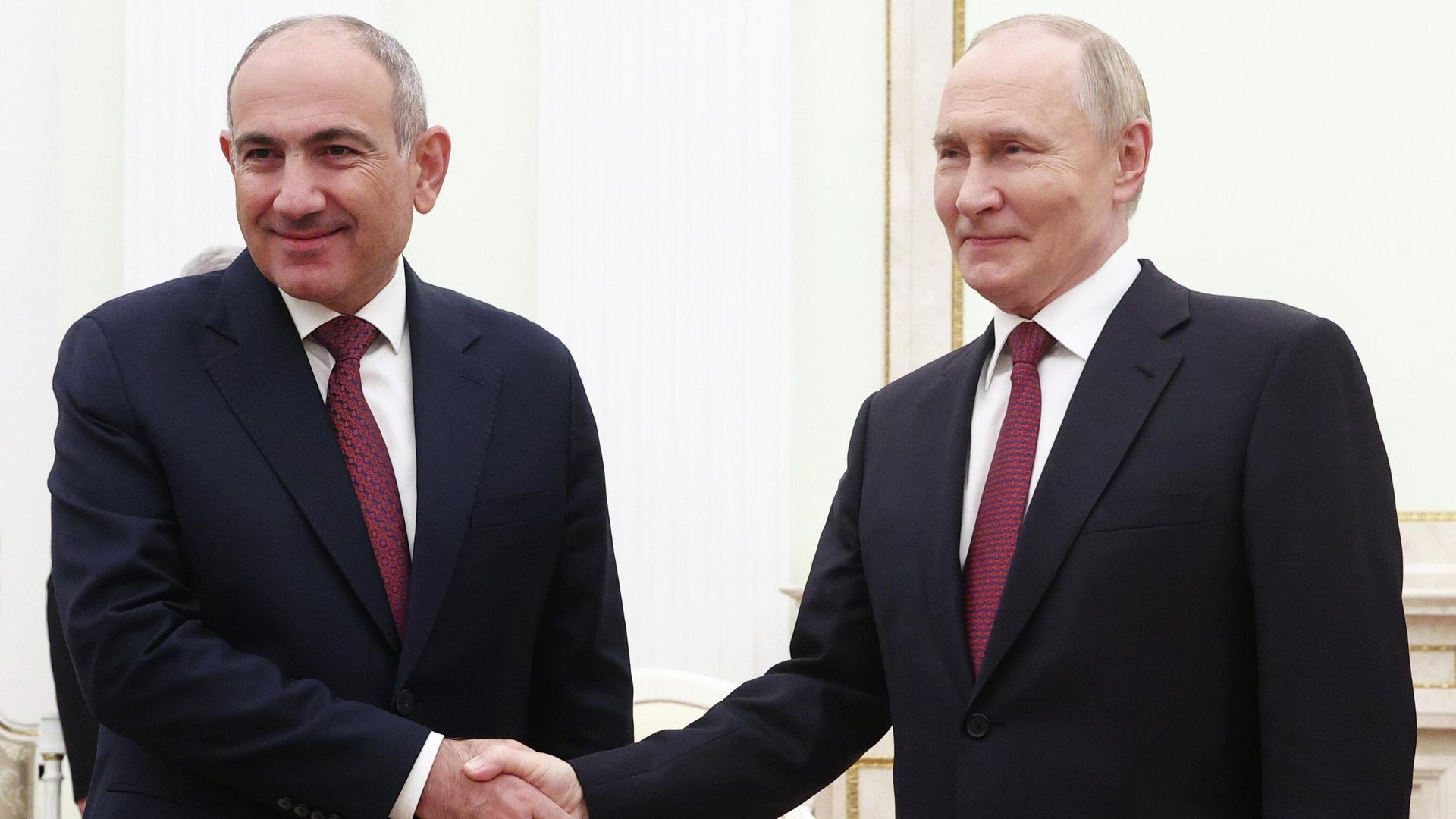 Владимир Путин и Никол Пашинян во время встречи Владимир Путин и Никол Пашинян во время встречи - РИА Новости, 1920, 21.12.2025