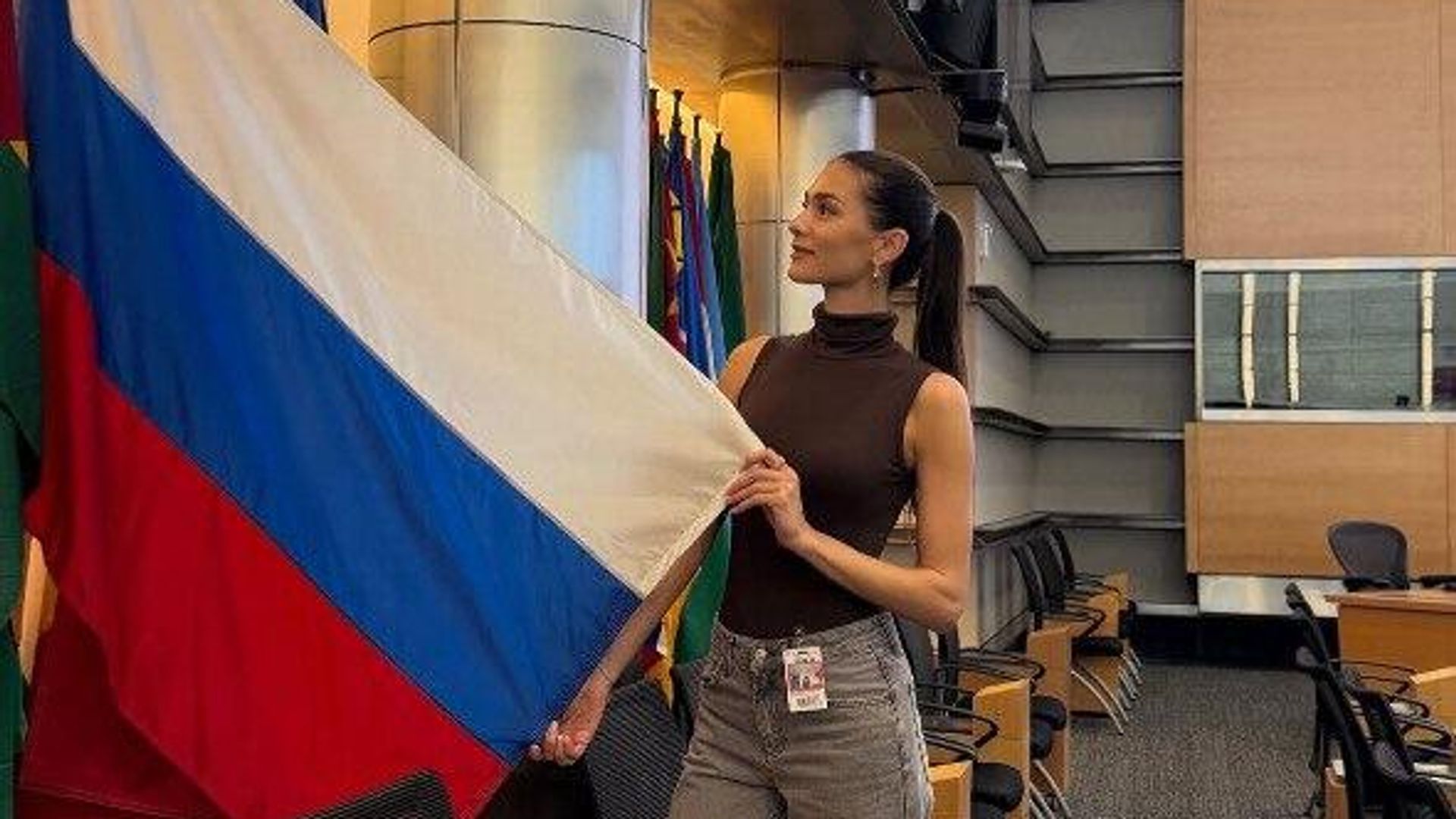 Супруга Александра Овечкина Анастасия Шубская с флагом России - РИА Новости, 1920, 26.09.2025
