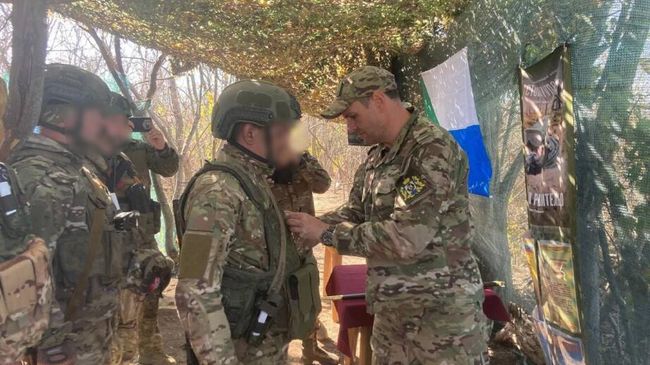 Губернатор Хабаровского края Дмитрий Демешин наградил бойцов добровольческого отряда БАРС-8 Хабаровск в зоне специальной военной операции